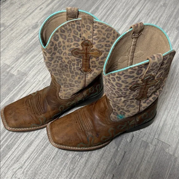 Ariat Brown Leopard Print Cowboy Boots with Cross Detail Size 4 - Picture 1 of 6